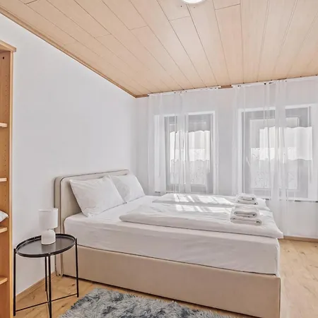 Bat Solutions - Alles Was Ein Nicht Bietet - Mit Blick In Privaten Hist Innenhof Oder Saarstrasse - 5 Min Zur Altstadt, Direkt Am Suedbahnhof - 2 Fuer 2-3 Pax - Bis Zu 5 Personen - Mit Weiterer Bis Zu 9 P Trevír