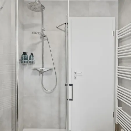 Bat Solutions - Alles Was Ein Nicht Bietet - Mit Blick In Privaten Hist Innenhof Oder Saarstrasse - 5 Min Zur Altstadt, Direkt Am Suedbahnhof - 2 Fuer 2-3 Pax - Bis Zu 5 Personen - Mit Weiterer Bis Zu 9 P