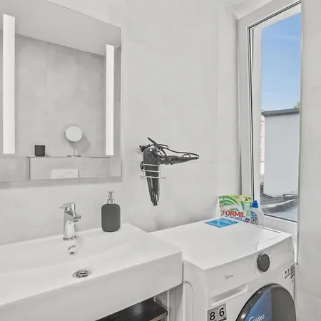 Apartmán Bat Solutions - Alles Was Ein Nicht Bietet - Mit Blick In Privaten Hist Innenhof Oder Saarstrasse - 5 Min Zur Altstadt, Direkt Am Suedbahnhof - 2 Fuer 2-3 Pax - Bis Zu 5 Personen - Mit Weiterer Bis Zu 9 P