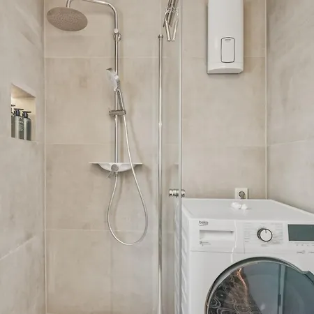 Bat Solutions - Alles Was Ein Nicht Bietet - Mit Blick In Privaten Hist Innenhof Oder Saarstrasse - 5 Min Zur Altstadt, Direkt Am Suedbahnhof - 2 Fuer 2-3 Pax - Bis Zu 5 Personen - Mit Weiterer Bis Zu 9 P