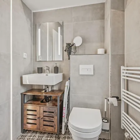 Bat Solutions - Alles Was Ein Nicht Bietet - Mit Blick In Privaten Hist Innenhof Oder Saarstrasse - 5 Min Zur Altstadt, Direkt Am Suedbahnhof - 2 Fuer 2-3 Pax - Bis Zu 5 Personen - Mit Weiterer Bis Zu 9 P