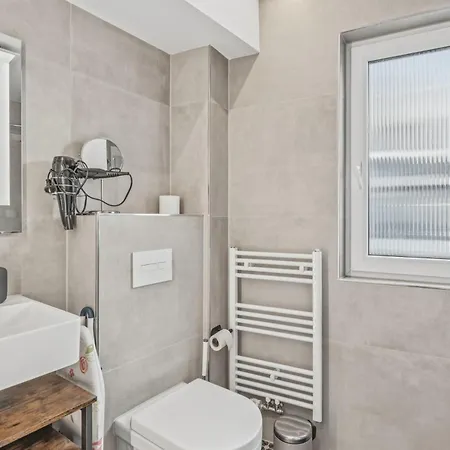 Apartmán Bat Solutions - Alles Was Ein Nicht Bietet - Mit Blick In Privaten Hist Innenhof Oder Saarstrasse - 5 Min Zur Altstadt, Direkt Am Suedbahnhof - 2 Fuer 2-3 Pax - Bis Zu 5 Personen - Mit Weiterer Bis Zu 9 P *